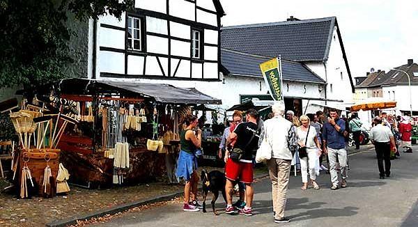 Eifelmarkt-Strasse-halb